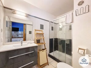 Dutxa, assecador de cabells, tovalloles i sabó 