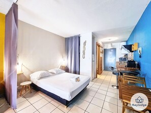 Planxa i posts de planxar, wifi gratuïta i roba de llit 