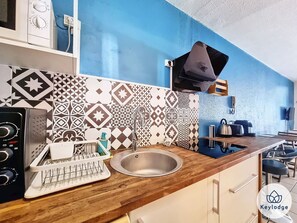 Réfrigérateur, four à micro-ondes, un four, surface de cuisson