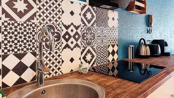 Een koelkast, een microgolfoven, een oven, een kookplaat