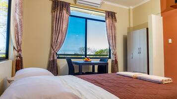 Tabla de planchar con plancha, wifi gratis y ropa de cama