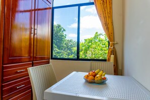 Deluxe Double Room, 1 King Bed | In-room dining - Cucuve Eco Hostal (Puerto Baquerizo Moreno)