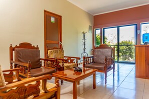 Lobby sitting area - Cucuve Eco Hostal (Puerto Baquerizo Moreno)