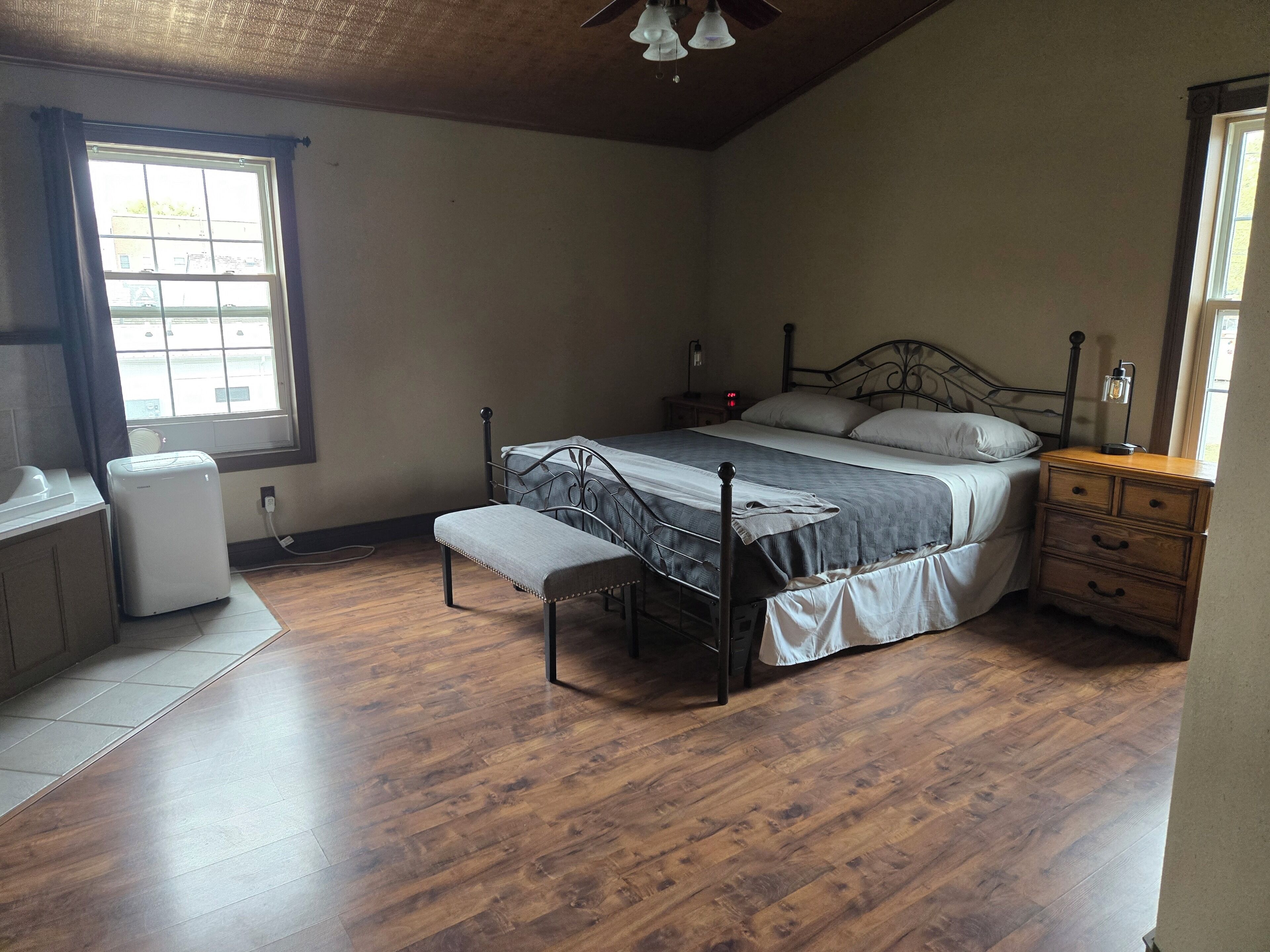 3 bedrooms, desk, internet, bed sheets