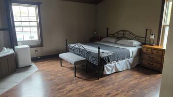3 bedrooms, desk, internet, bed sheets