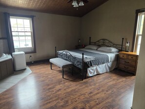 3 間睡房、書桌、上網、床單