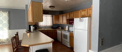 Kylskåp, mikrovågsugn, ugn och spishäll