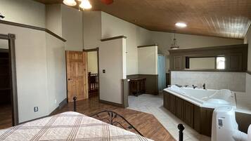 3 bedrooms, desk, Internet, bed sheets