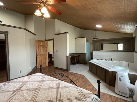 3 bedrooms, desk, internet, bed sheets. Fort Benton home with a fantastic view!