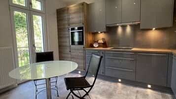 Kühlschrank, Mikrowelle, Herdplatte, Geschirrspüler