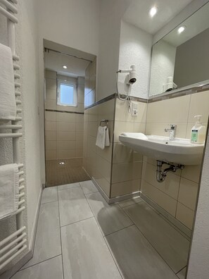 Dusche, Haartrockner, Handtücher, Toilettenpapier