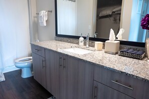 Combined shower/bathtub, hair dryer, towels