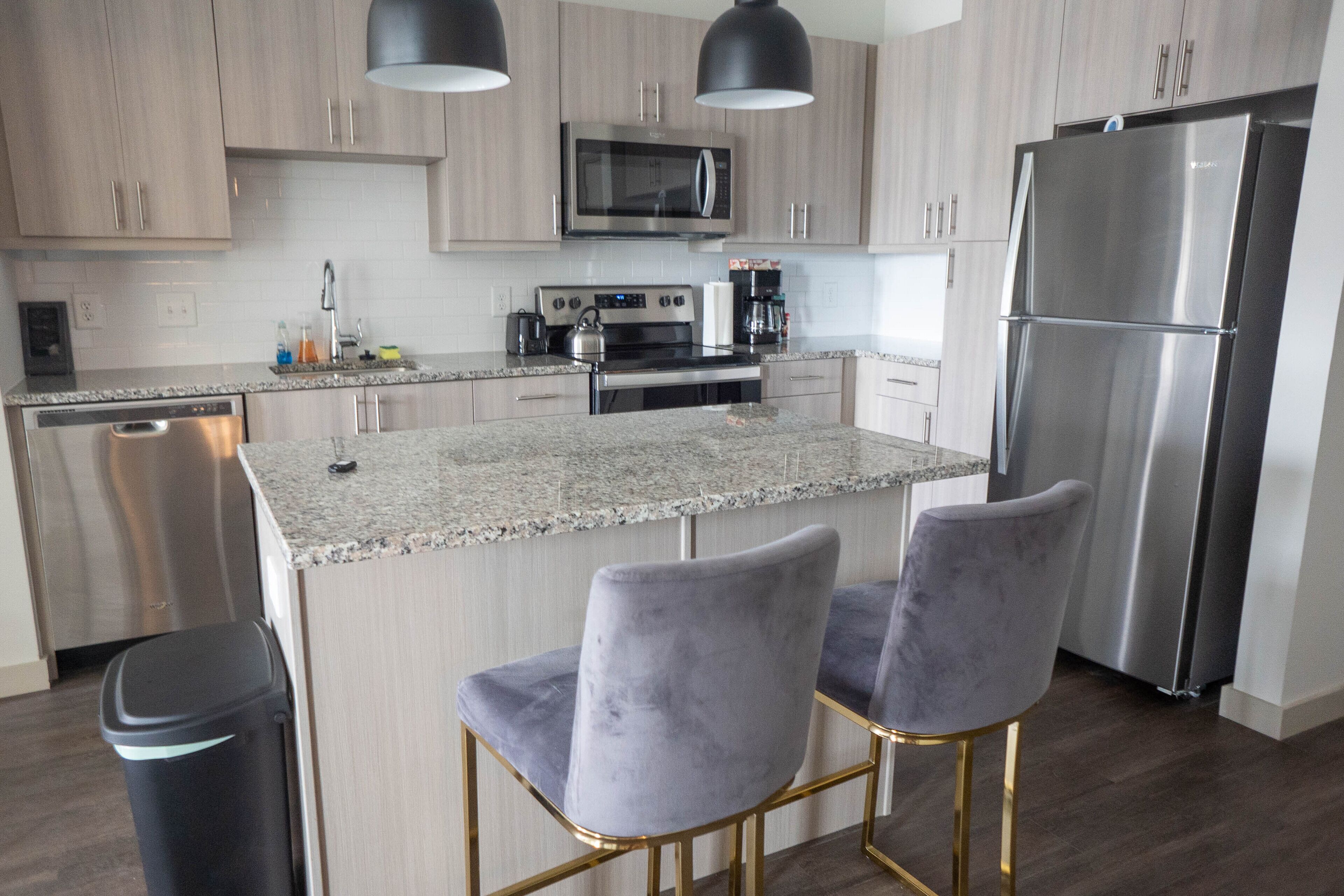 Mikrowelle, Geschirrspüler, Wasserkocher mit Kaffee-/Teezubehör