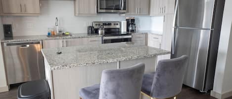 Microondas, lavavajillas, cafetera/tetera, utensilios de cocina