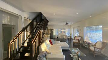 Smart TV, caminetto, libri, impianto stereo