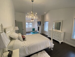 4 slaapkamers, een bureau, een strijkplank/strijkijzer, gratis wifi