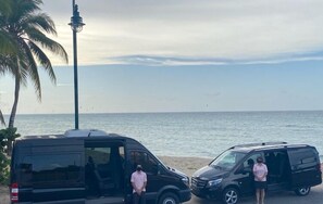 Plage à proximité, chaises longues, serviettes de plage