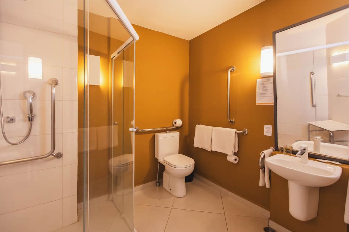 standard room, accessible | accessible bathroom