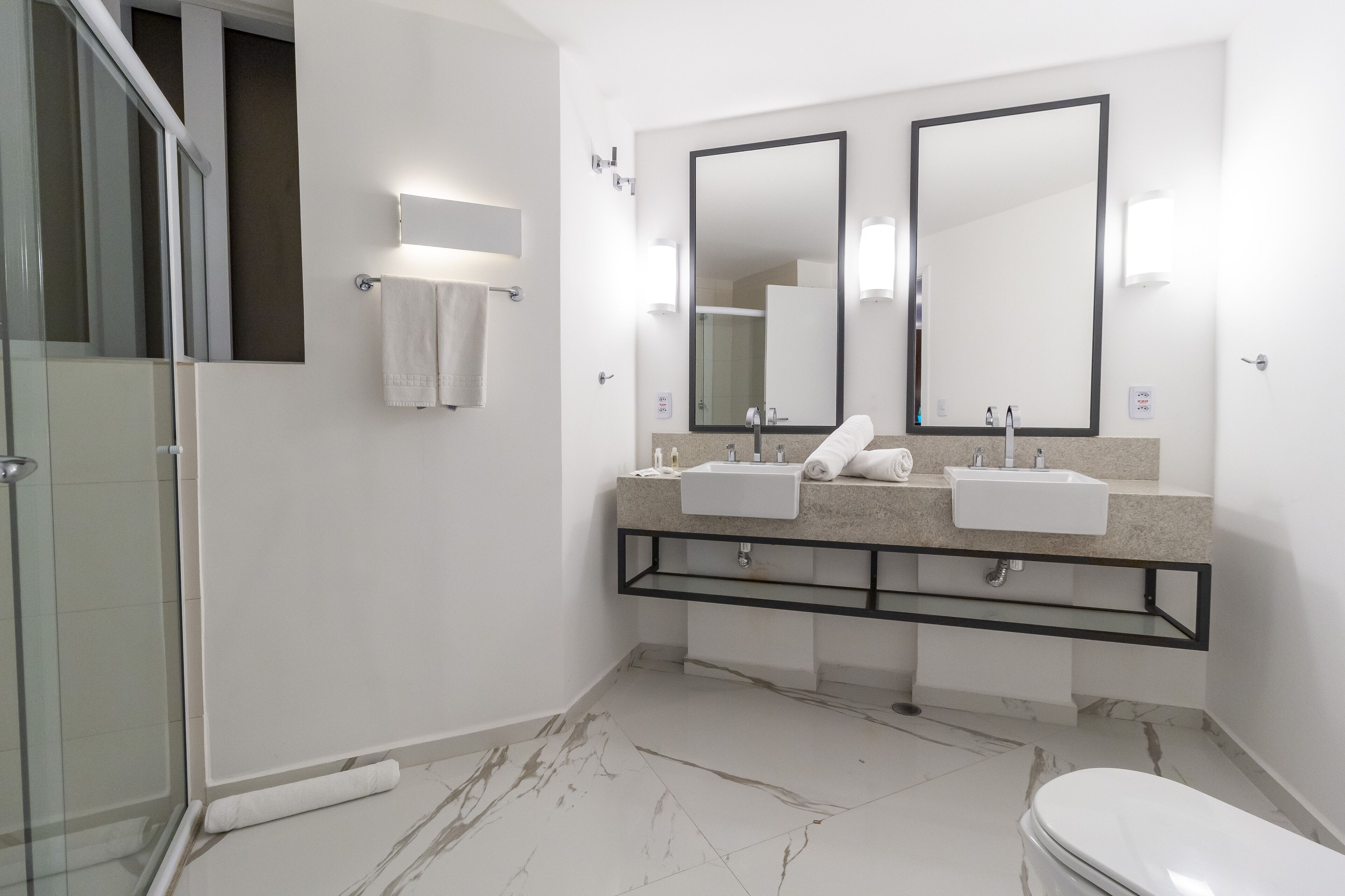 presidential room, 1 king bed | bathroom | shower, towels