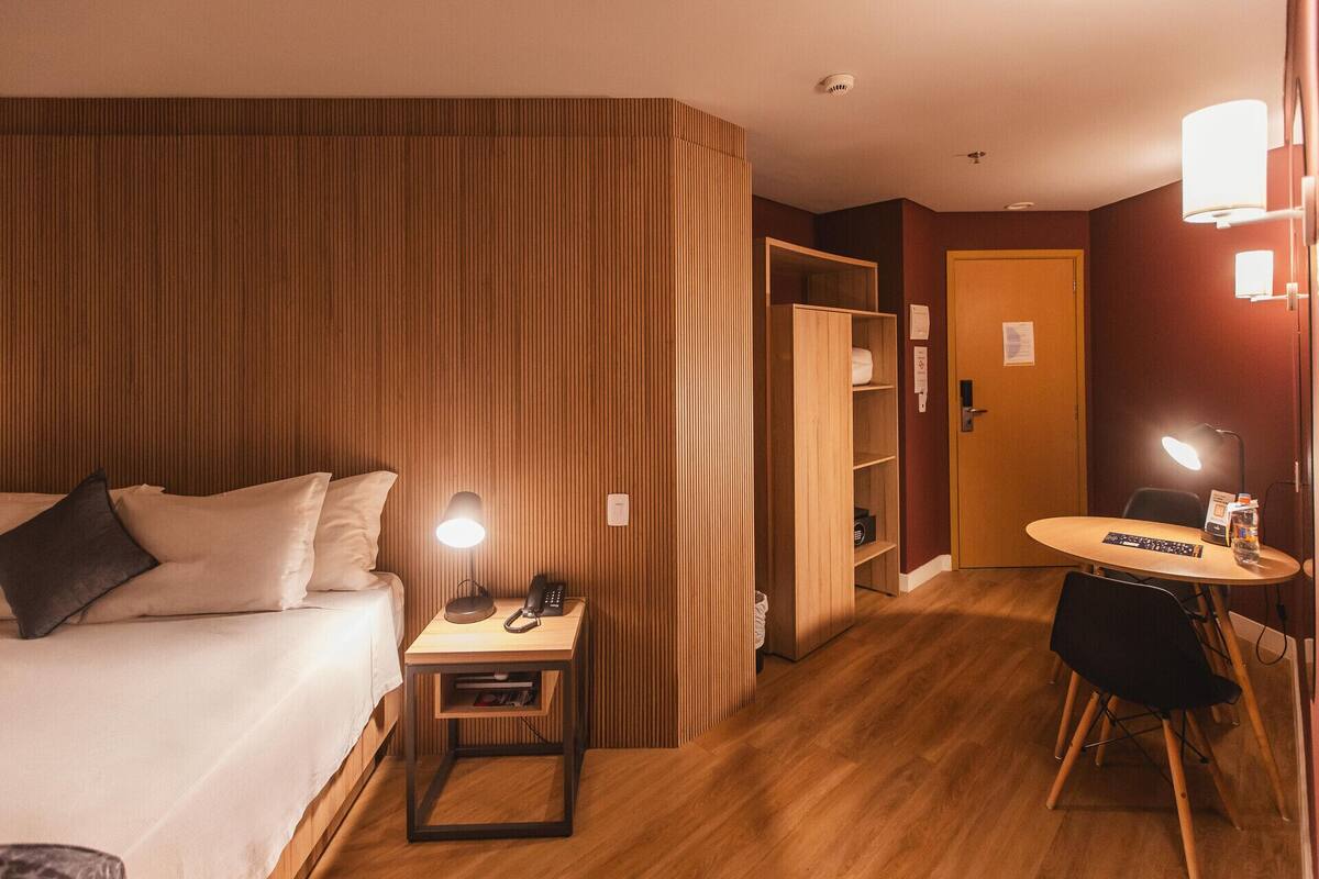 Hypo-allergenic bedding, free WiFi, bed sheets