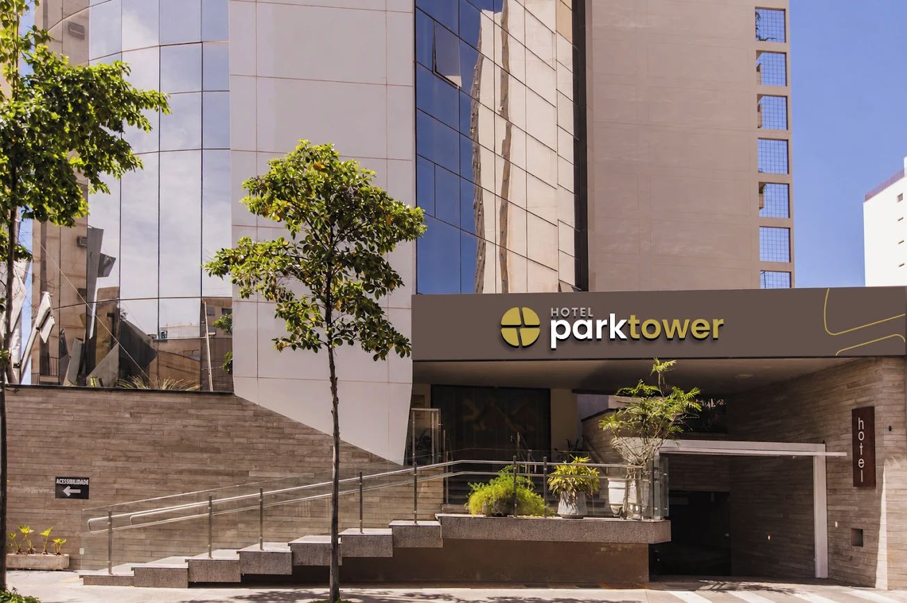 Entrada moderna de hotel com uma placa indicando 'Hotel Parktower'.