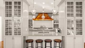 Réfrigérateur, four à micro-ondes, un four, surface de cuisson