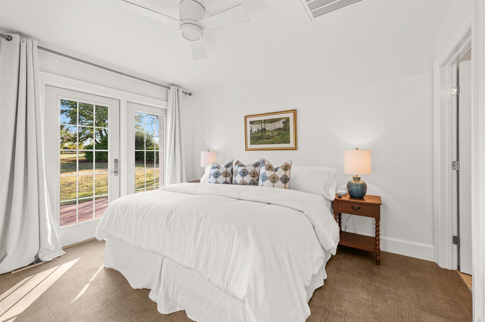 7 bedrooms, travel crib, WiFi, bed sheets