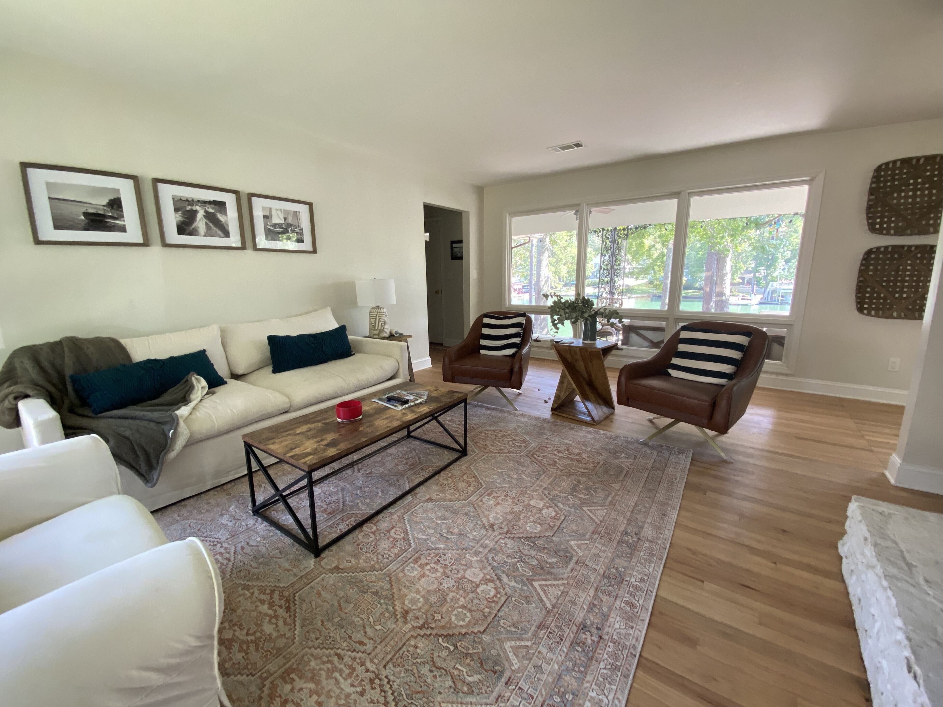 Large living room perfect for gathering!