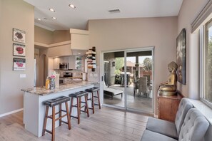 Smart TV, caminetto, libri