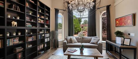 Smart TV, chimenea y libros