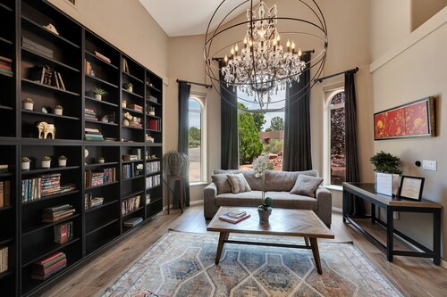 Luxury Sedona Oasis w/ Epic Red Rock Views & Hot Tub - Close to Everything!