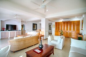 TV - Apartment at Bay View Grand (Puerto Vallarta)