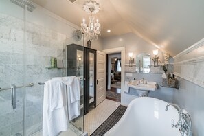 Douche, articles de toilette gratuits, sèche-cheveux