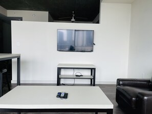 Living area - lovely 1 bedroom condo with a nice view of the city (Atlanta)