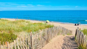 A beach with a wooden fence leading to the shore, clear blue sky, and calm sea. - Beautiful apartment T3, private parking "Au logis de Pézenas". (Pézenas)