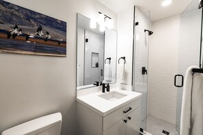 Dusche, Haartrockner, Handtücher