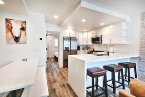 Kühlschrank, Mikrowelle, Ofen, Herdplatte