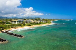 On the beach - Waipouli Beach Resort | Spacious 2BD Retreat -Lazy River, Spa & Central Location (Kapaa)