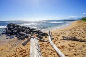 On the beach - Waipouli Beach Resort | Spacious 2BD Retreat -Lazy River, Spa & Central Location (Kapaa)