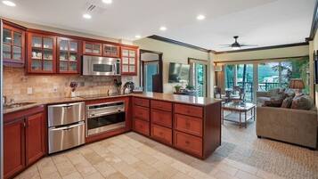 Réfrigérateur, micro-ondes, four, plaque de cuisson