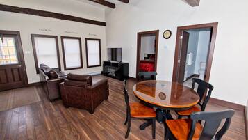 Deluxe-Suite, Bergblick | Wohnbereich | 42-Zoll-Smart-TV mit Digitalempfang, Netflix, Streaming-Dienste