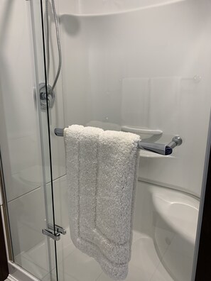 Deluxe Suite, Mountain View | Bathroom | Free toiletries, hair dryer, towels, soap - La Digue Suites  (Cheticamp)