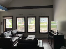 Suíte luxo, vista para a montanha | Área de estar | Smart TV 42 polegadas com canais digitais, Netflix