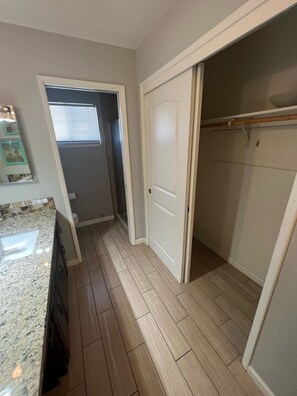 Bathroom - Delightful 4 Bedroom with POOL & BBQ  (Turlock)
