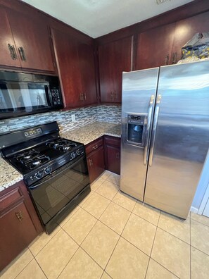 Private kitchen - Delightful 4 Bedroom with POOL & BBQ  (Turlock)