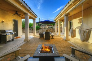 Outdoor dining - Tucson Desert Retreat: Private 5 Acres, Heated Pool + Spa (Tucson)