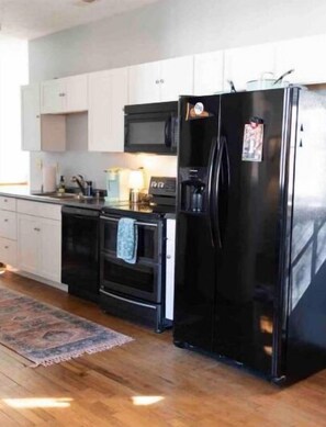 Refrigerador, microondas, horno y parrilla de estufa
