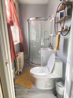 Combined shower/tub, towels, soap, toilet paper