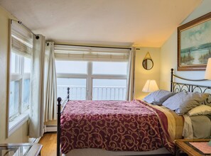 6 bedrooms, desk, iron/ironing board, free WiFi