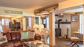 TV connectée, cheminée, baby-foot, livres